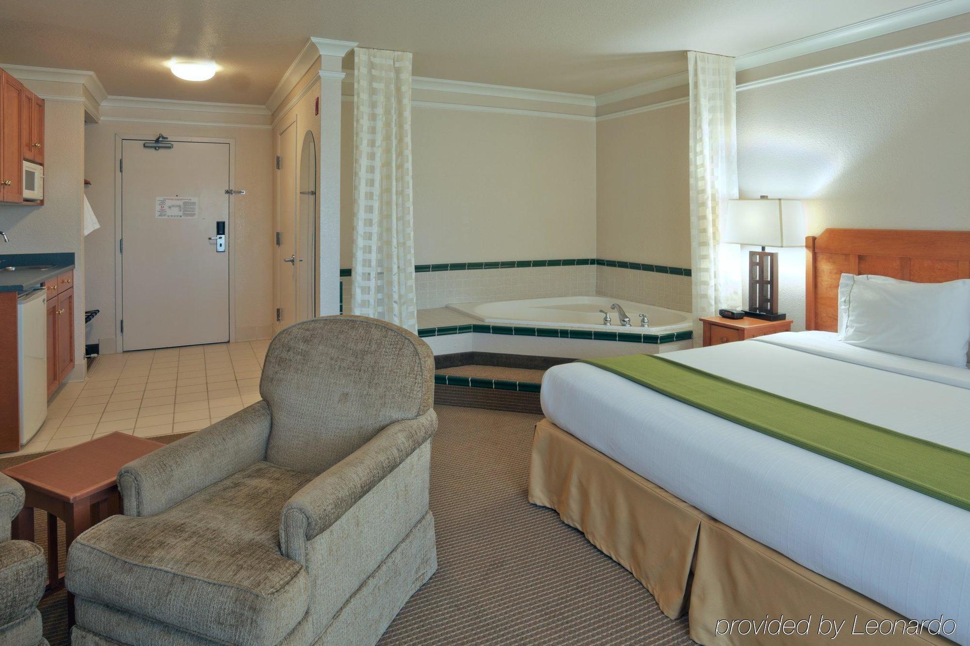 Holiday Inn Express Hotel & Suites Arcata/Eureka-Airport Area By Ihg McKinleyville Habitación foto